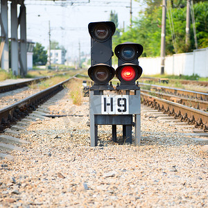 铁路上的红色信号灯