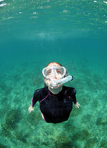 女人在海洋水下浮潜