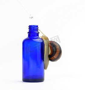 棕色蜗牛坐在蓝色玻璃透明瓶上，瓶子上有吸管，产品在白色背景上