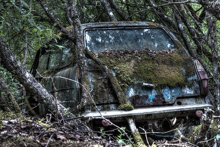 旧汽车墓地的汽车 HDR 图片