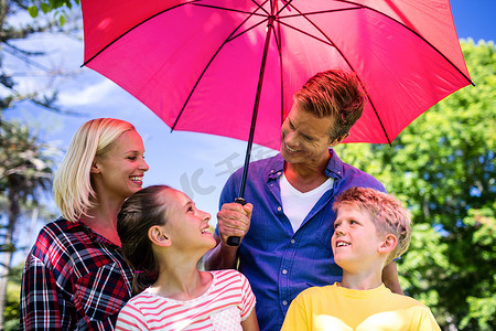 站在伞下的一家人