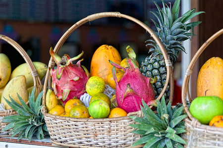 市场柜台篮子里的新鲜热带水果