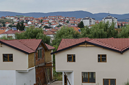 当代文化摄影照片_Maleshevo 和 Osogovo 山脉之间的德尔切沃镇当代马其顿住宅区