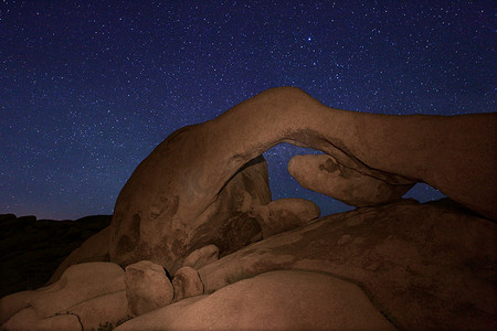 蓝色星光摄影照片_约书亚树国家公园上空的星光长时间曝光