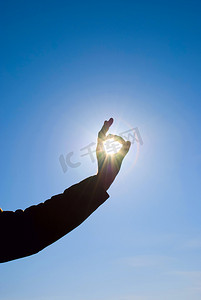 男人手里拿着太阳，顶着天空