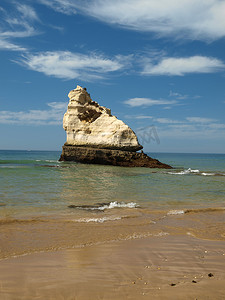 海洋中的一块孤独的岩石。