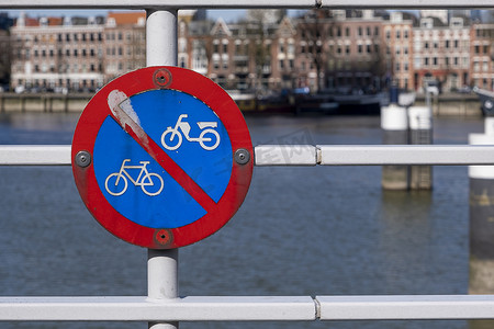 禁止停放自行车。