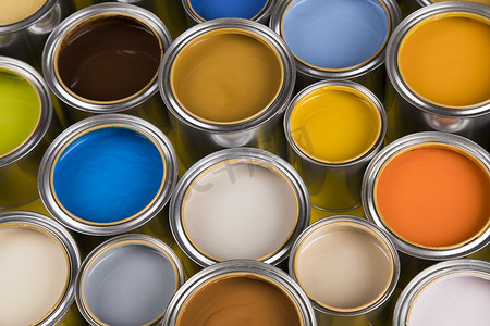 五颜六色的油漆罐头，创造性的概念