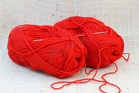 两个红球（线团）的纱线和针织钩