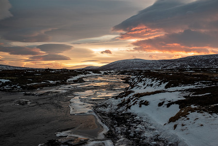 河夕阳摄影照片_Godafoss 河日落，冰岛