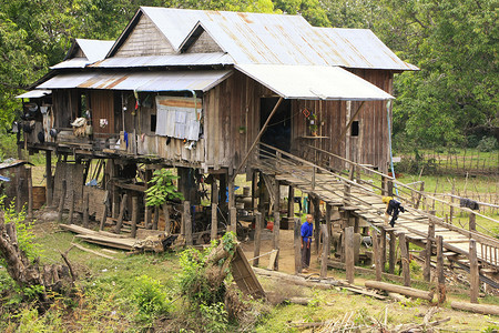 柬埔寨渔民与鸟摄影照片_“柬埔寨桔井附近一个小村庄的吊脚楼”