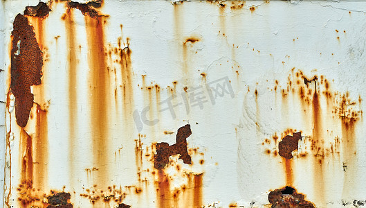 锈迹斑斑摄影照片_白墙上锈迹斑斑，油漆剥落