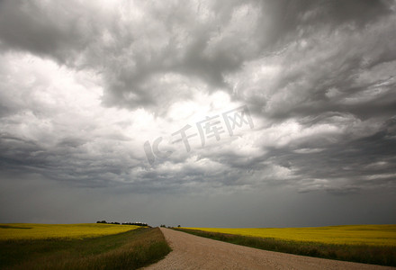 大气公路摄影照片_萨斯喀彻温乡村公路上空的暴风云