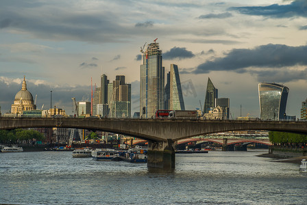伦敦泰晤士河沿岸的摩天大楼使这座城市充满现代气息。
