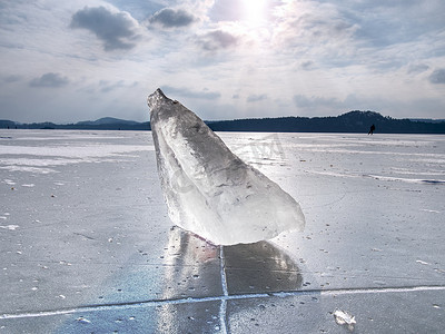 浮雪中的冰山一块漂浮在开阔的海洋中。