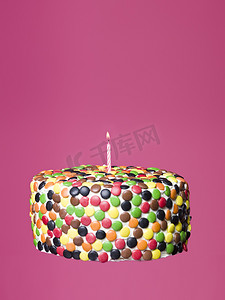 蛋糕用糖果和一盏灯