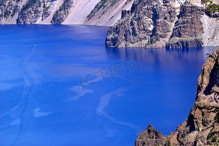 Blue Crater Lake Rim White Boat 俄勒冈