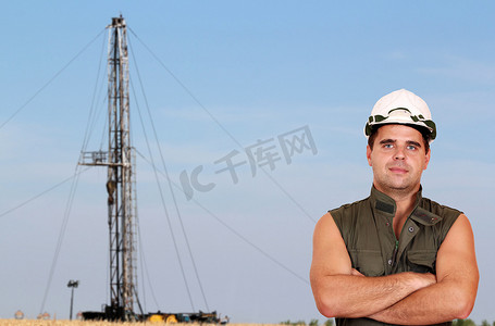 石油工人和石油钻井平台
