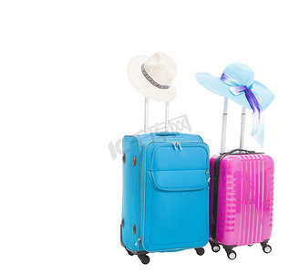 旅行箱背景摄影照片_两个带帽子的旅行箱，白色隔离