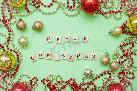 在金色和红色的球和珠子的圣诞框架中题词圣诞快乐