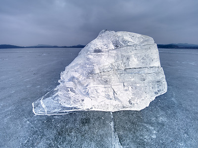 冰冻和黑暗平坦地面上的浮冰和碎冰。