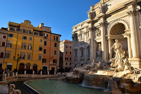 意大利罗马 — 12 月 13 日：由于 Covid19 流行病，游客很少的 Trevi 喷泉景观。