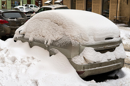 冬天，汽车在城市街道上到处都是雪