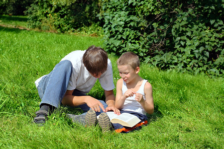 少年和孩子看书