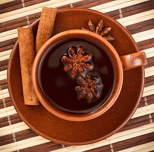 红色茶摄影照片_肉桂条和八角茶