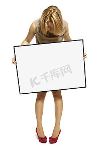 有魅力的女人举着一个空白的牌子