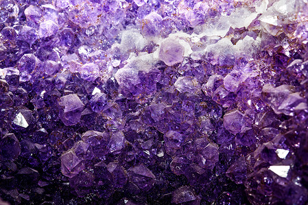 宝石晶簇摄影照片_紫水晶宝石，查看大晶簇