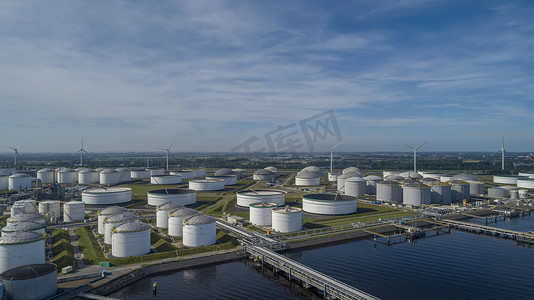 石油化工摄影照片_炼油厂从工业区，鸟瞰图石油和天然气我