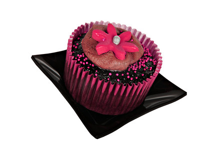 一个带粉红色糖衣的巧克力纸杯蛋糕