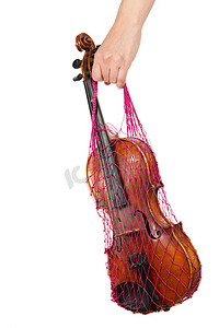 红色网格摄影照片_“女手拿着红色网格和小提琴，孤立的，在 w 上”