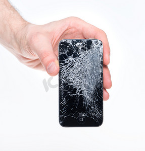 手拿着破碎的苹果 iphone 4