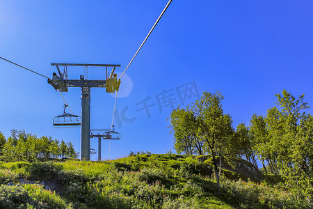 赛博朋克滑雪摄影照片_“滑雪缆车全景挪威，位于维肯海姆塞达利斯的海姆塞达尔滑雪中心。”