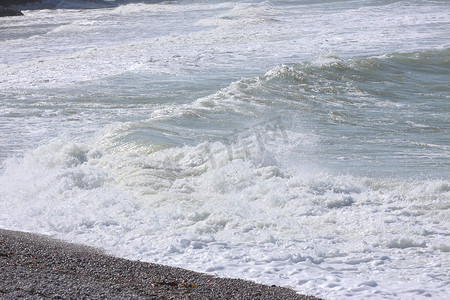 冲浪浪花摄影照片_法国诺曼底海岸的波浪和浪花
