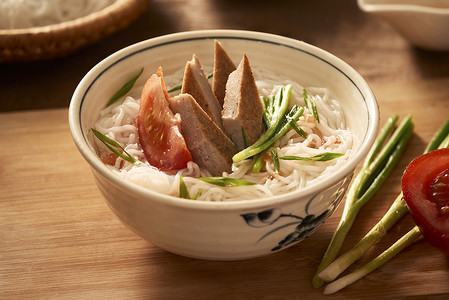 Bun cha ca - 海滨地区最受欢迎的汤面之一，配以米线、烤鱼、葱、番茄和鱼露......