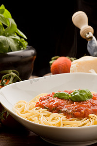 意大利面配西红柿酱和配料
