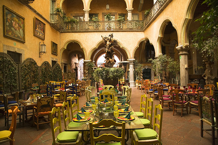 塔罗牌png摄影照片_墨西哥克雷塔罗雕像墨西哥庭院餐厅