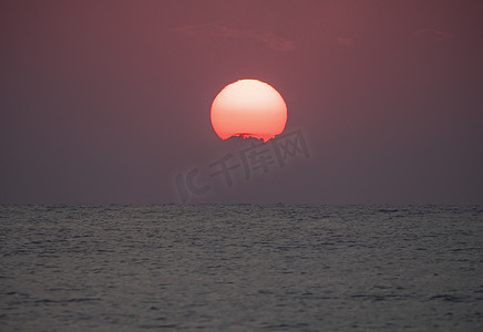 大太阳摄影照片_大海上的大太阳日出