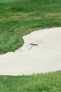 沙坑中的高尔夫球耙