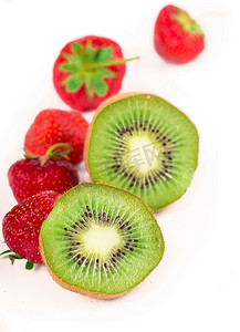 全民大健康摄影照片_白色背景中分离的多汁美味健康的成熟猕猴桃和草莓片