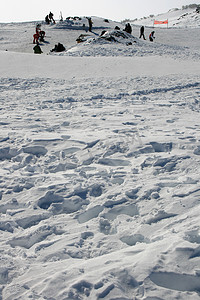 被雪覆盖的埃特纳火山上的人们 — 西西里岛