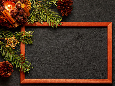 圣诞作文、贺卡或其他设计的空白 — 带木框的圣诞树枝和深色背景上的装饰、平躺、顶视图、复制空间、文本位置