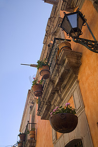 墨西哥克雷塔罗橙色土砖墙阳台