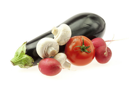 茄子萝卜西红柿和蘑菇隔离在白色
