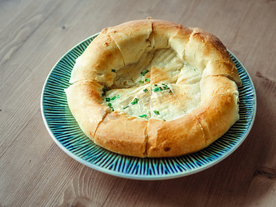薄烤饼摄影照片_盘子里美味的 tandoor 烤面包
