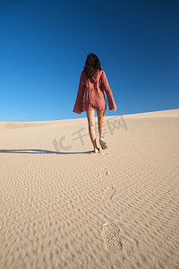 沙漠沙丘上的美女