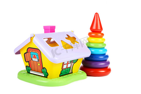 金字塔模型摄影照片_白色儿童玩具小房子和金字塔